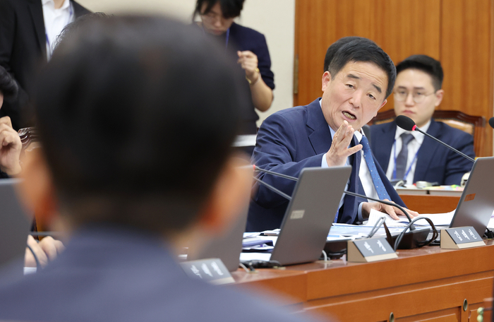 강득구 더불어민주당 의원이 10일 국회 환경노동위원회 국정감사에서 증인에게 질의하고 있다. 연합뉴스.