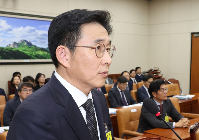 작년 9월 10일 국회 환경노동위원회의 고용노동부 대상 국정감사에서 증인으로 출석한 홍용준 쿠팡CLS 대표이사가 의원 질의에 답하고 있다. 연합뉴스.