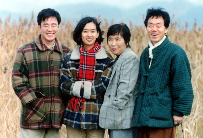 소설가 한강이 한국 작가로 최초로 10일 노벨 문학상 수상의 영예를 안았다. 2005년 제29회 이상문학상 수상자로 선정된 소설가 한강씨(왼쪽 두번째)가 그의 아버지 한승원 작가(맨 오른쪽),어미니 임감오씨, 남편이자 문학평론가이자 교수인 홍용희씨와 기념촬영을 하고 있다. 연합뉴스.