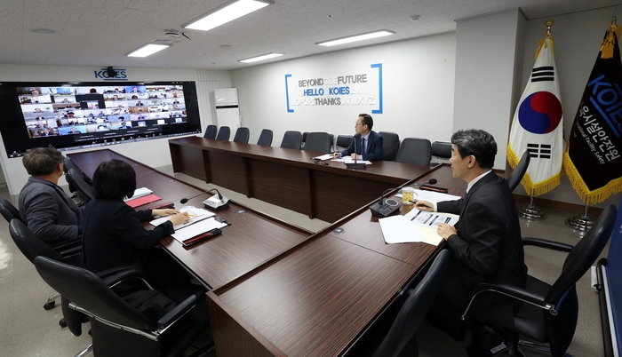 이주호 부총리가 11일 한국교육시설안전원에서 의대를 운영하는 40개 대학 총장과 간담회를 열고 정부가 발표한 '의대 학사 정상화를 위한 비상 대책'을 설명했다.[교육부 제공]