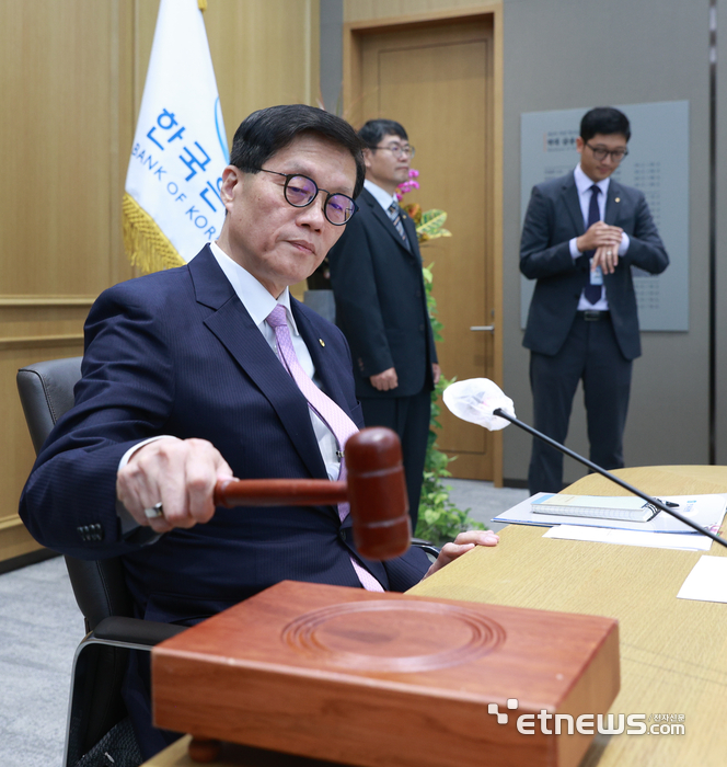 긴축기조 끝났다 “이제는 내수 살리기”…한은, 38개월만 기준금리 인하