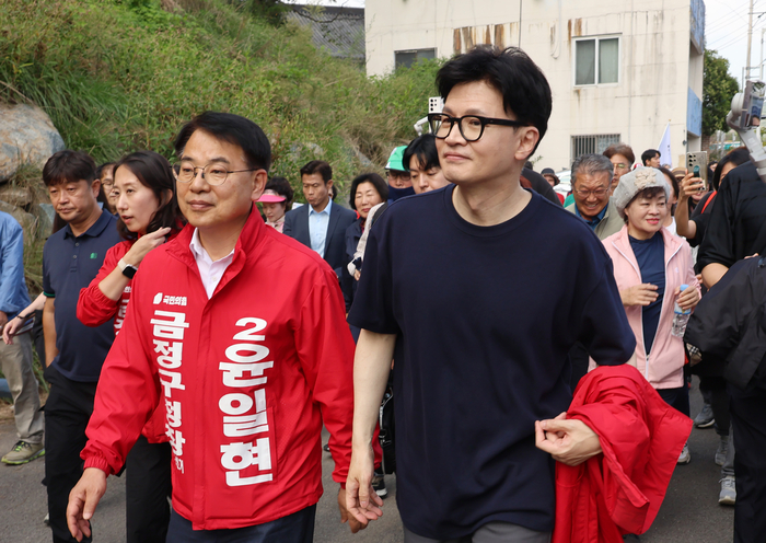 국민의힘 한동훈 대표가 12일 오후 부산 금정구 거리 일대를 걸으며 윤일현 금정구청장 보궐선거 후보와 유세를 펼치고 있다. 연합뉴스