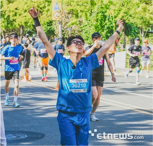 오성훈 널스노트 대표가 '널핏' 간호사 신발 '널스텝' 을 신고 마라톤을 완주했다.