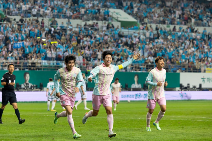 하나은행 자선축구대회 3만5000 관중 동원…가수 임영웅도 선수로 참가