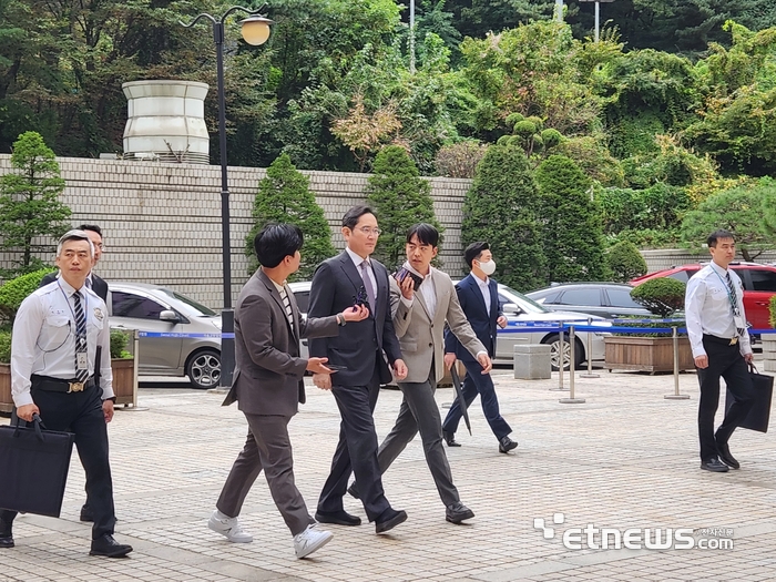 이재용 삼성전자 회장이 14일 서울 서초구 서울중앙지방법원에서 열린 '부당 합병·회계 부정' 혐의 관련 항소심 두번째 공판에 출석하고 있다. 김신영 기자