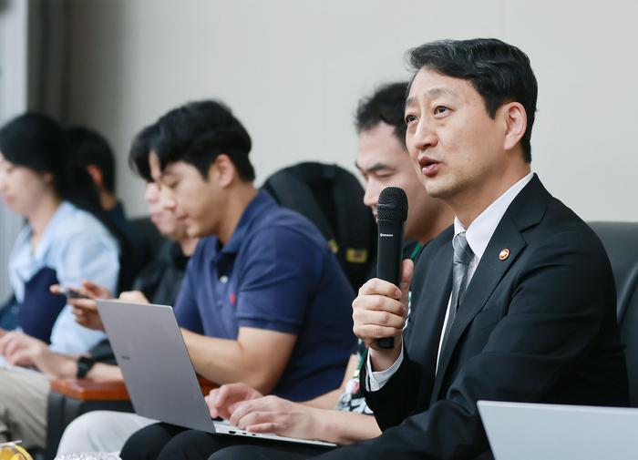 안덕근 산업통상자원부 장관이 14일 산업부 기자실에서 열린 출입기자단 차담회에서 발언하고 있다. (사진=산업통상자원부)