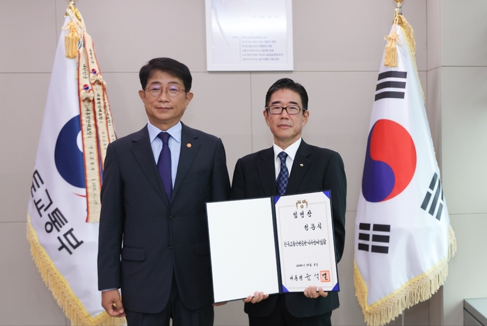 박상우 국토교통부 장관이 정용식 한국교통안전공단 신임 이사장에게 임명장을 14일 전수했다.(사진=국토교통부)