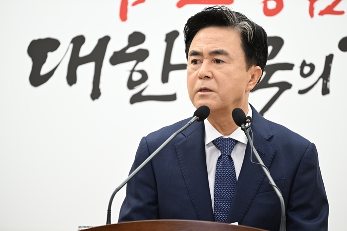 김 지사는 14일 긴급 기자회견을 열고 “경찰학교를 동서 화합과 지역 균형 발전을 위해 남원에 설립해야 한다는 (영호남 시도지사들의) 성명 발표는 심히 불쾌하고 유감”이라고 밝혔다.