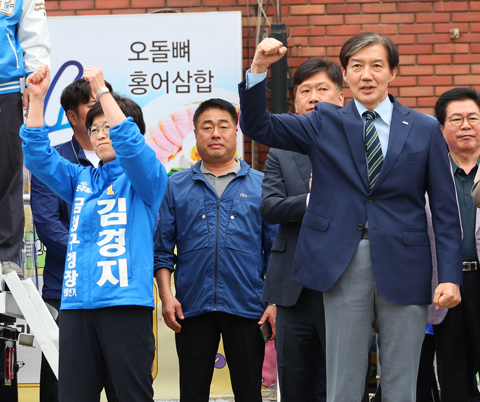 조국혁신당 조국 대표가 14일 부산 금정구 도시철도 장전역 장전역 앞에서 더불어민주당 김경지 금정구청장 후보 지지 유세를 하고 있다.