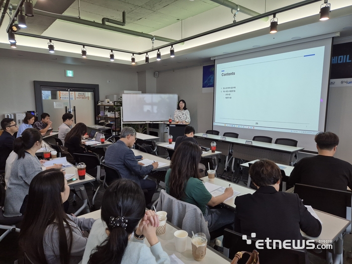 전북테크노파크는 15일 완주 비즈마루에서 '지역의 미래를 여는 과학기술 프로젝트 사업' 일환으로 탄소배출권 확보 전략 수립을 위한 '2024년 탄소배출권 연계 기후테크 세미나'를 개최했다.