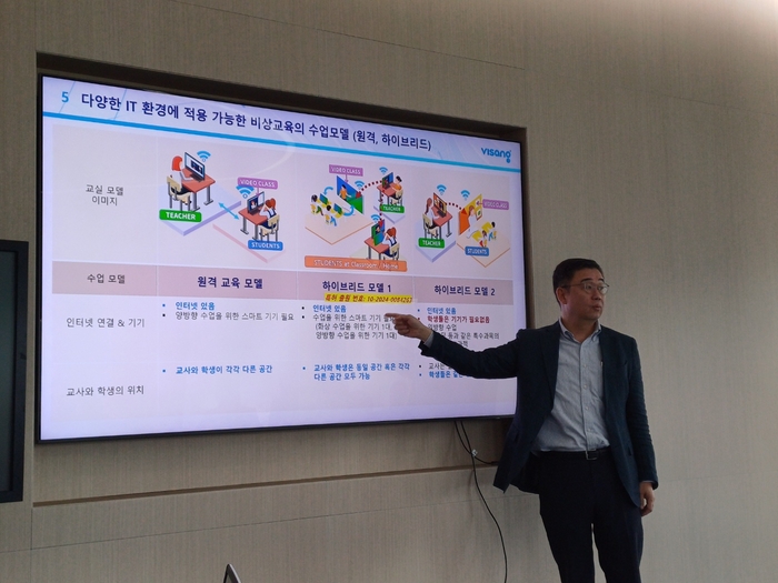 노중일 비상교육 글로벌 컴퍼니 대표가 15일 기자간담회에서 비상교육의 플랫폼과 미래 교육에 관해 설명하고 있다.