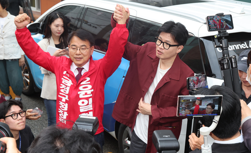 한동훈 국민의힘 대표가 15일 오후 부산 금정구 대한노인회 부산 금정구지회 건물 앞에서 시민들에게 윤일현 금정구청장 보궐선거 후보의 지지를 호소하고 있다.