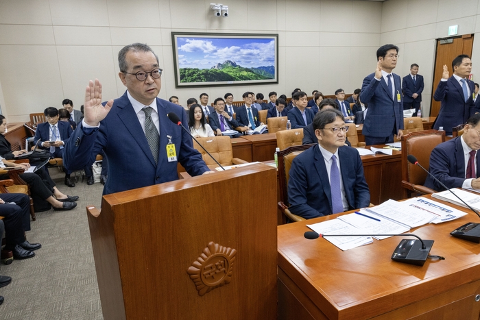 정인섭 한화오션 거제사업장 사장이 15일 오후 서울 여의도 국회에서 열린 환경노동위원회의 경제사회노동위원회, 중앙노동위원회, 최저임금위원회 등에 대한 국정감사에서 선서하고 있다. 국회사진기자단