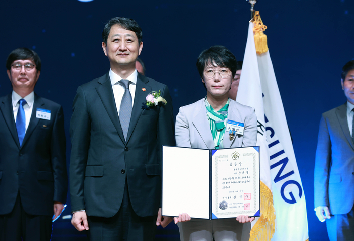 안덕근 산업통상자원부 장관(왼쪽)과 신외경 한국자동차연구원 부문장.