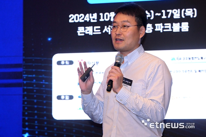 전자신문, 대한전자공학회, 차세대지능형반도체사업단, 한국PCB&반도체패키징산업협회, 한국마이크로전자 및 패키징학회, 한국반도체산업협회·한국반도체연구조합이 주최한 '전자신문 테크 서밋+반도체 패키징 발전전략 포럼'이 '반도체, 한계를 넘다'를 주제로 16일 서울 여의도 콘래드 호텔에서 이틀 일정으로 열렸다. 정철호 퀄컴코리아 상무가 '모든 곳에서 지원 가능한 지능형 컴퓨팅'을 주제로 발표하고 있다. 김민수기자 mskim@etnews.com