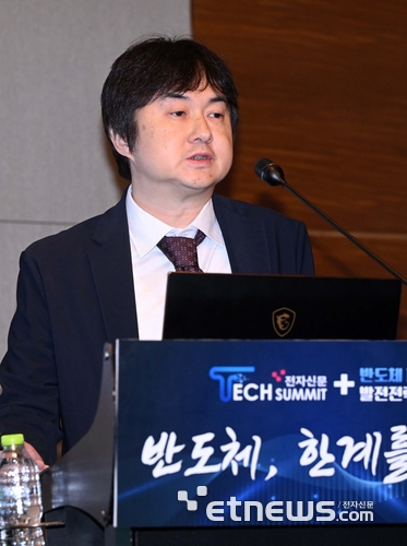 전자신문, 대한전자공학회, 차세대지능형반도체사업단, 한국PCB&반도체패키징산업협회, 한국마이크로전자 및 패키징학회, 한국반도체산업협회·한국반도체연구조합이 주최한 '전자신문 테크 서밋+반도체 패키징 발전전략 포럼'이 '반도체, 한계를 넘다'를 주제로 16일 서울 여의도 콘래드 호텔에서 이틀 일정으로 열렸다. 야마모토 토모나리 TEL 펠로우가 '10A 노드를 향해, 연속적으로 로직 확장을 위한 고급 프로세스'를 주제로 발표하고 있다. 김민수기자 mskim@etnews.com