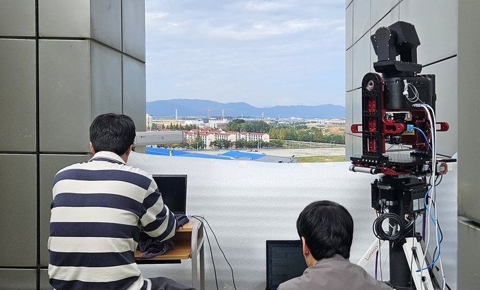 한화시스템이 광주과학기술원 고등광기술연구소에서 ISL 중거리 통신 시연을 수행하고 있는 모습.