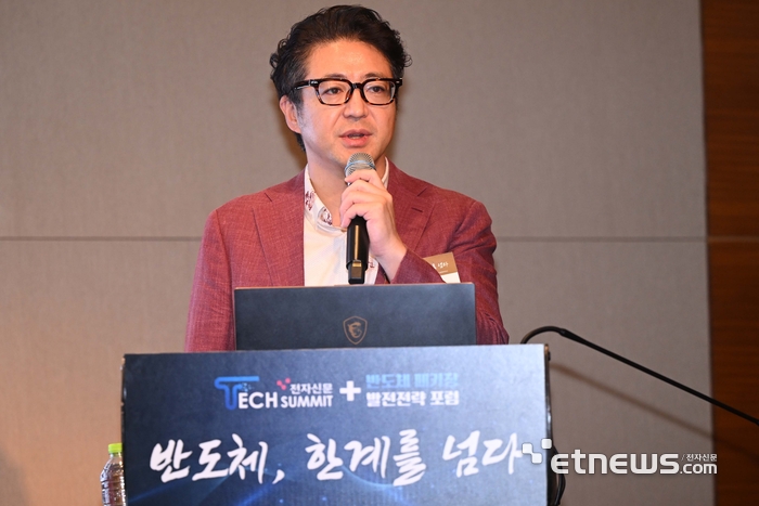 전자신문, 대한전자공학회, 차세대지능형반도체사업단, 한국PCB&반도체패키징산업협회, 한국마이크로전자 및 패키징학회, 한국반도체산업협회·한국반도체연구조합이 주최한 '전자신문 테크 서밋+반도체 패키징 발전전략 포럼'이 '반도체, 한계를 넘다'를 주제로 16일 서울 여의도 콘래드 호텔에서 이틀 일정으로 열렸다. 행사 이틑날인 18일 아베 히데노리 레조낙 전무가 '조인트2 컨소시엄 활동을 통한 첨단 패키징 소재 혁신'을 주제로 발표하고 있다.
 김민수기자 mskim@etnews.com