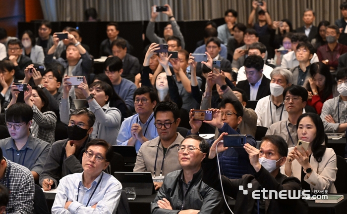 '반도체, 한계를 넘다'...강의 경청하는 청중들