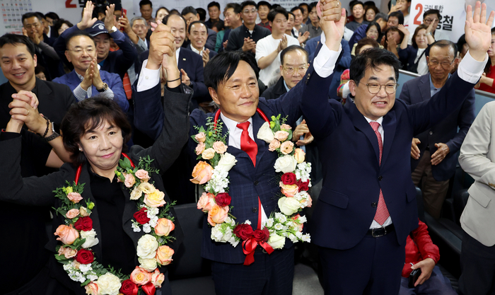 10·16 재·보궐선거가 치러진 16일 오후 인천시 강화군 강화읍 선거사무실에서 국민의힘 박용철 강화군수 후보가 당선 유력 상황에 기뻐하고 있다.