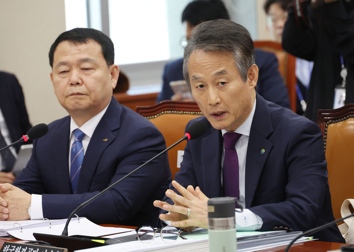 17일 국회에서 열린 환경노동위원회의 환경부 산하기관에 대한 국정감사에서 안병옥 한국환경공단 이사장(오른쪽)이 질의에 답하고 있다. 연합뉴스.