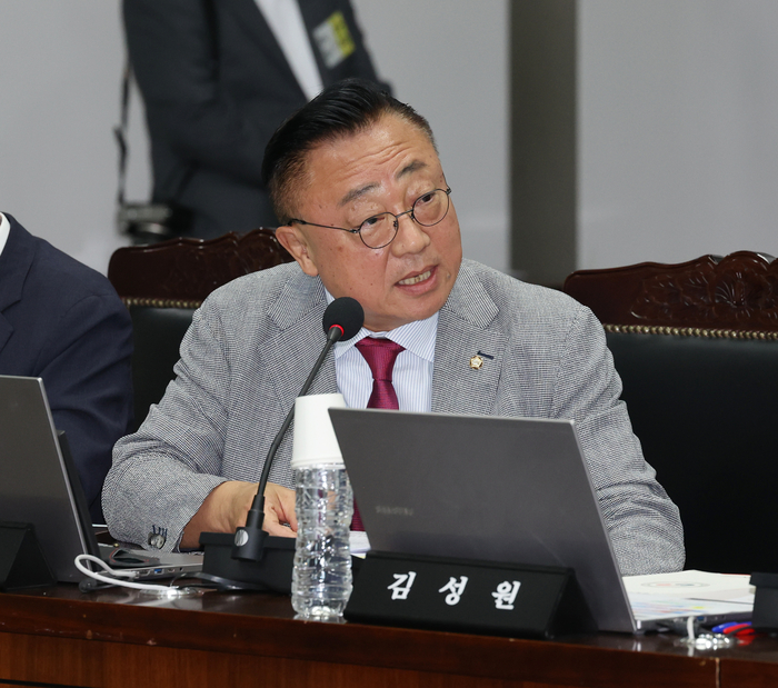 17일 울산시 중구 한국석유공사에서 열린 국회 산업통상자원중소벤처기업위원회의 한국석유공사 등 12개 기관에 대한 국정감사에서 국민의힘 고동진 의원이 질의하고 있다. 사잔: 연합뉴스