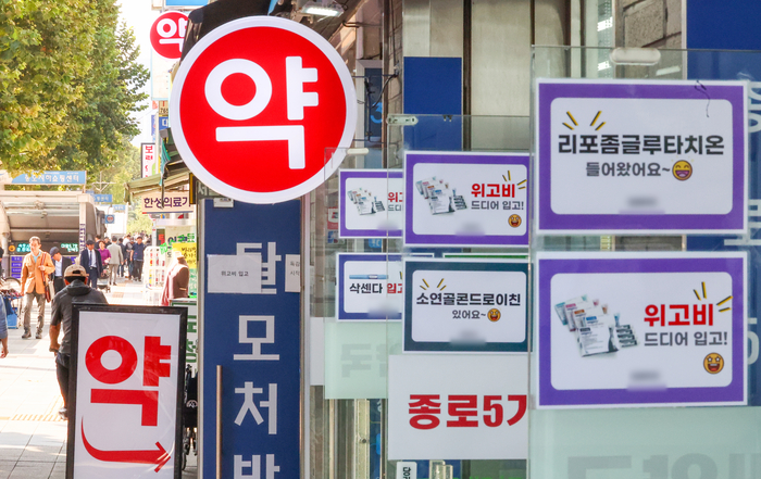 서울 시내 한 약국에 비만치료제 위고비 입고 안내문이 붙어있다.(사진: 연합뉴스)