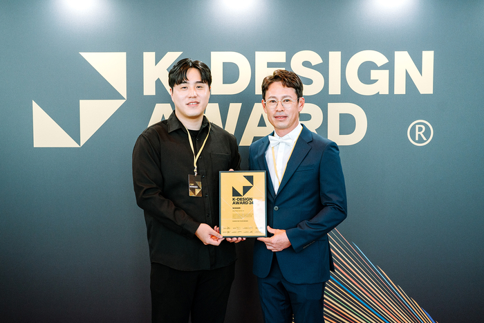 'K-DESIGN AWARD' 시상식 장면. 왼쪽부터 산업공학과 정영빈 석사과정, 조성주 교수