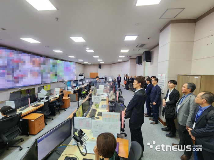 일본 '한국 선진 정보화사회 견학 방문단'이 18일 경기 수원시 도시안전통합센터를 방문해 통합관제에 대한 설명을 들었다. 김동성 기자