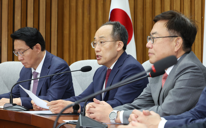 국민의힘 추경호 원내대표(가운데)가 18일 오전 국회에서 열린 국정감사대책회의에서 발언하고 있다.