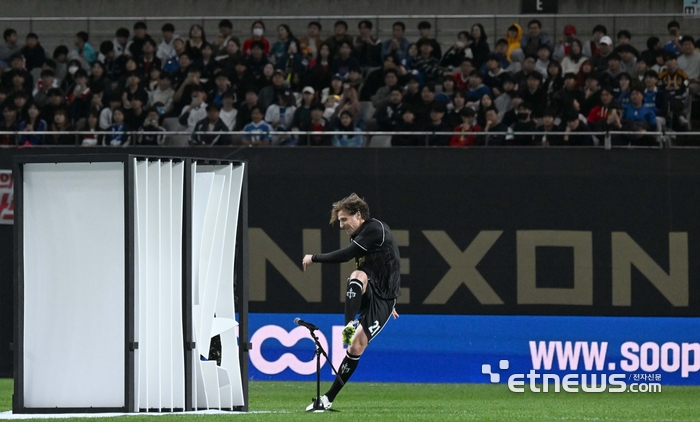 전설적인 축구 선수들이 한국에서 이색적인 경기를 펼치는 초대형 축구 행사 '2024 넥슨 아이콘 매치'가 19일부터 이틀간 서울월드컵경기장에서 진행된다. 이벤트 매치가 열린 19일 파워대결에서 디에고 포를란 선수가 격파대를 향해 슈팅을 하고 있다. 김민수기자 mskim@etnews.com