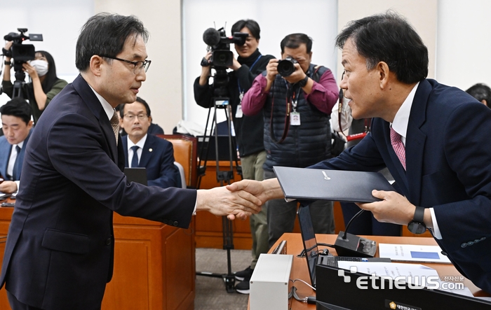 악수하는 한기정-윤한홍