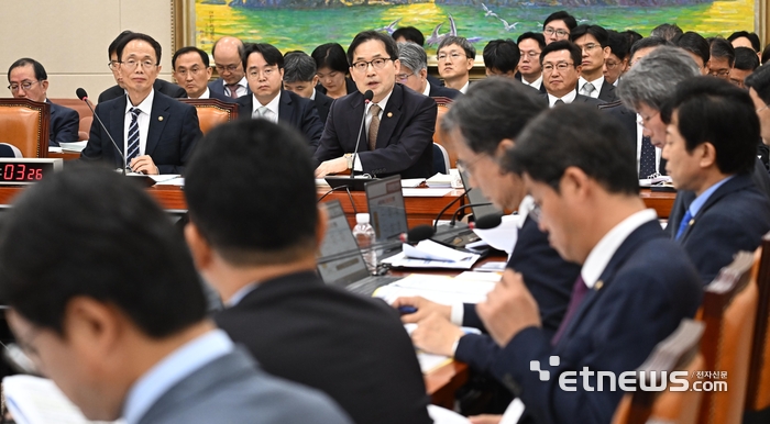 공정거래위원회 등에 대한 국정감사가 지난 21일 서울 여의도 국회 정무위원회에서 열렸다. 한기정 공정거래위원장이 질의에 답변하고 있다. 이동근기자 foto@etnews.com