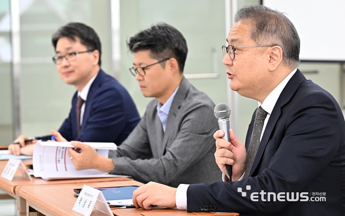 서울시 수소버스 전환 관련 현장방문이 21일 서울 강서구 강서공영차고지에서 열렸다. 박상욱 대통령비서실 과학기술수석이 인사말을 하고 있다. 이동근기자 foto@etnews.com