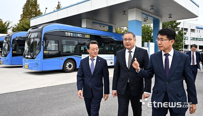 서울시 수소버스 전환 관련 현장방문이 21일 서울 강서구 강서공영차고지에서 열렸다. 김동욱 현대자동차 부사장(오른쪽부터), 박상욱 대통령비서실 과학기술수석, 이경실 코하이젠 대표 등 참석자들이 차고지 내 수소충전소 시설을 둘러보고 있다. 이동근기자 foto@etnews.com