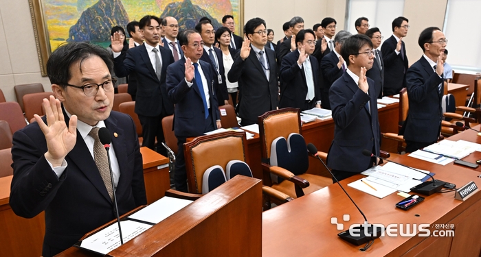 증인선서하는 한기정 공정위원장