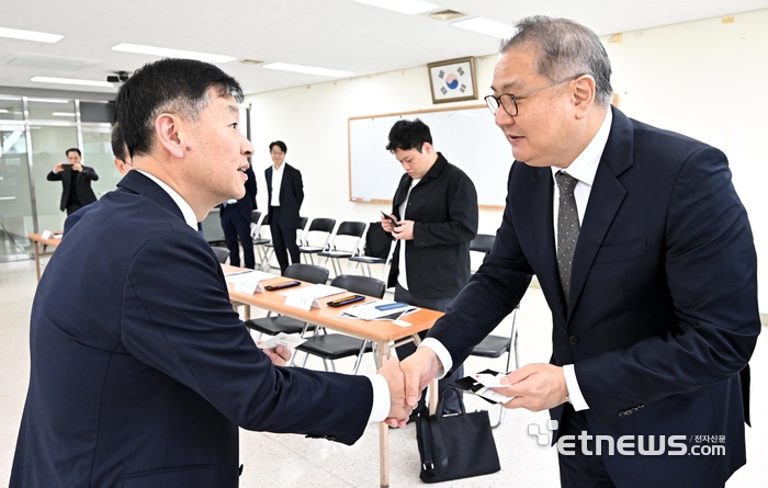 악수하는 박상욱-문상요