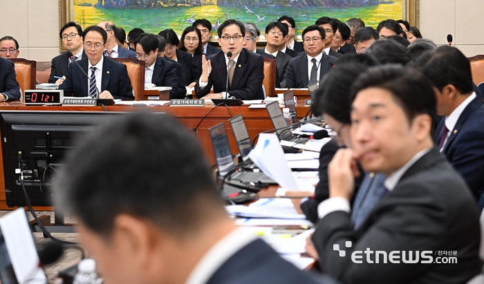 공정거래위원회 등에 대한 국정감사가 21일 서울 여의도 국회 정무위원회에서 열렸다. 한기정 공정거래위원장이 질의에 답변하고 있다.
 이동근기자 foto@etnews.com