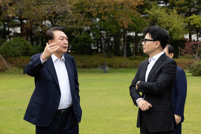 윤석열 대통령, 국민의힘 한동훈 대표와 대화 - 윤석열 대통령, 국민의힘 한동훈 대표와 대화 (서울=연합뉴스) 홍해인 기자 = 윤석열 대통령이 21일 서울 용산 대통령실 파인그라스 앞 잔디마당에서 국민의힘 한동훈 대표를 만나 대화하고 있다. 2024.10.21 [대통령실 제공. 재판매 및 DB 금지] hihong@yna.co.kr (끝)