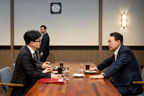 윤석열 대통령이 21일 서울 용산 대통령실 앞 파인그라스에서 국민의힘 한동훈 대표를 만나 대화하고 있다. 2024.10.21 [대통령실 제공. 재판매 및 DB 금지]