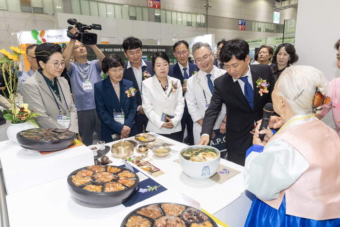 지난 17일부터 20일까지 나흘간 광주 김대중컨벤션센터에서 열린 '2024 광주식품대전'이 성황리에 폐막했다. 이상갑 광주시 문화경제부시장이 부스를 둘러보고 있다.