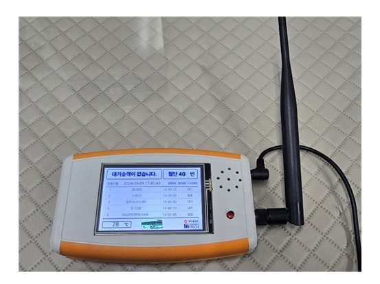 아이테크의 '버스 탑승정보 표시 시스템' 가운데 버스운전자 확인 단말기.