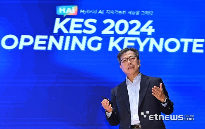 한국판 소비자가전전시회(CES)인 2024 한국전자전이 산업통상자원부 주최, 한국전자정보통신산업진흥회 주관으로 22일 서울 강남구 코엑스에서 열렸다. 장병탁 서울대 AI연구원장이 'AI의 뉴프론티어'를 주제로 기조연설하고 있다. 이동근기자 foto@etnews.com