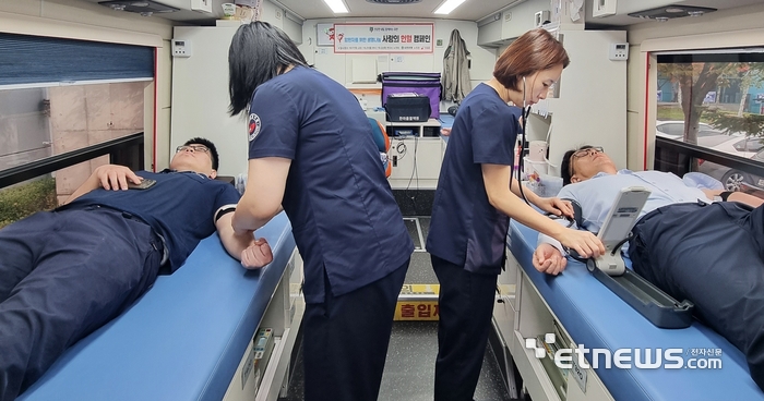 유한양행 직원들이 헌혈을 하고 있다.