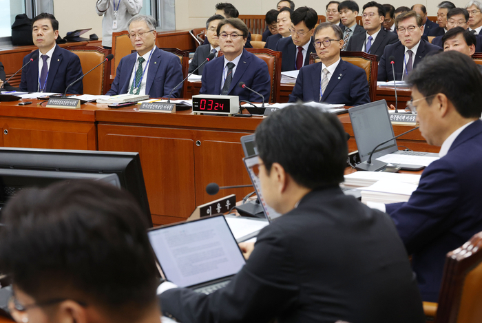 22일 국회에서 열린 환경노동위원회 국정감사에서 안종주 한국산업안전보건공단 이사장(왼쪽 두 번째)가 의원 질의를 듣고 있다. 연합뉴스.