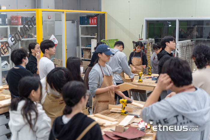 광주창조경제혁신센터는 15~16일 G-IN 메이커스퀘어에서 광주자연과학고교 발명동아리 대상으로 메이커 도전 기회 제공 프로그램을 운영했다.