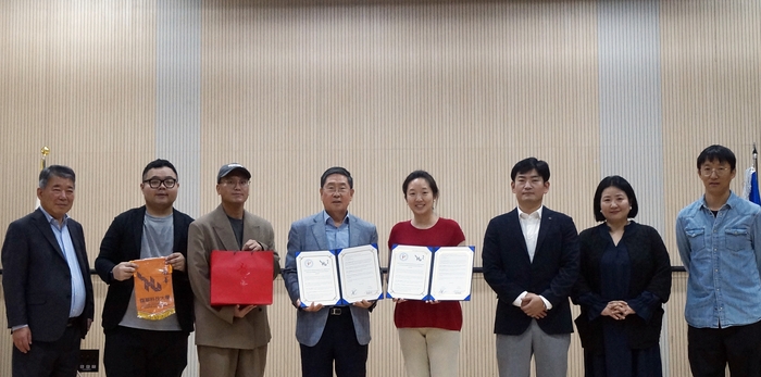 기념 사진 촬영 모습.(왼쪽부터 김홍진 한국IT직업전문학교 학장, 양정위 용화과학기술대학교 디지털센터 매니저, 임대성 용화과학기술대학교 멀티미디어게임사이언스학과 조교수, 김명용 한국IT교육재단 이사장, 주명운 용화과학기술대학교 멀티미디어게임사이언스학과 부교수 겸 아트센터장, 윤병식 한국IT직업전문학교 디지털디자인계열 학부장, 현인정 한국IT직업전문학교 디지털디자인계열 교수, 최덕현 한국IT직업전문학교 디지털디자인계열 교수)