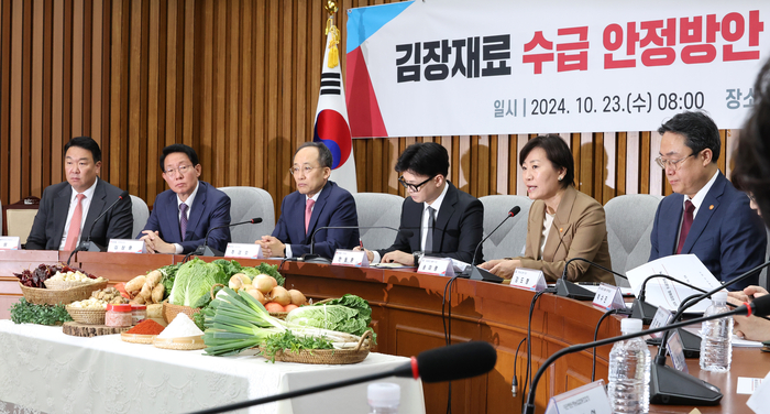 송미령 농림축산식품부 장관(오른쪽 두번째)이 23일 오전 국회에서 열린 김장재료 수급 안정 방안 민당정 협의회에서 발언하고 있다.