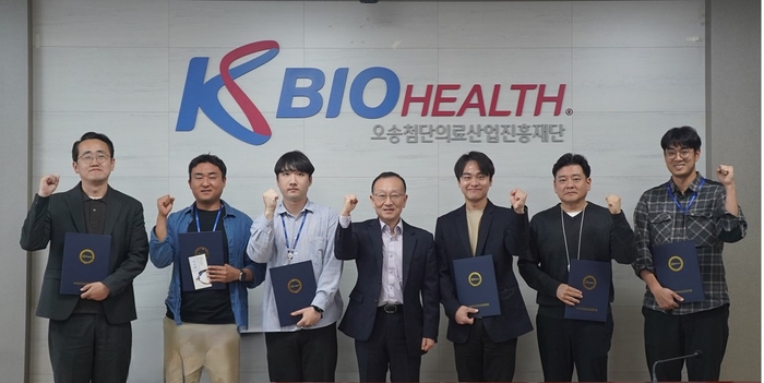 하재상 KBIOHealth 전략기획본부장(사진 가운데)이 수상자 6명과 함께 기념촬영했다.