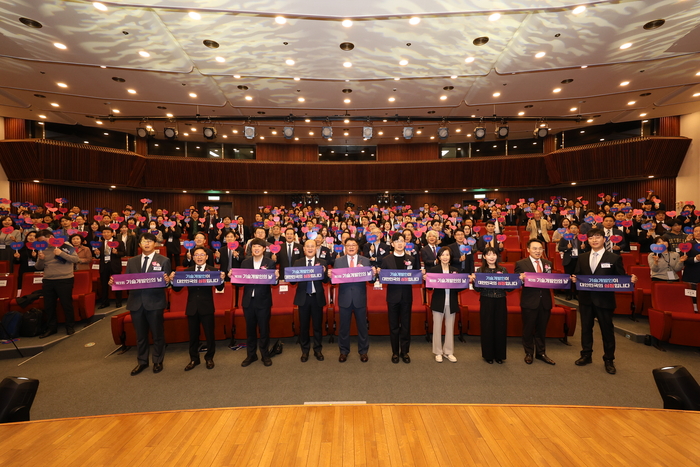 24일 국회도서관 대강당에서 열린 제3회 '기술개발인의 날' 기념식 참석자 전원이 '기술개발인이 대한민국의 심장입니다'라는 구호를 외치며 기념촬영을 하고 있다. 맨 앞줄 왼쪽부터 이병원 SK텔레콤 팀장, 박기영 선우시스 대표, 이준석 개혁신당 의원, 이창윤 과학기술정보통신부 차관, 구자균 한국산업기술진흥협회 회장, 박충권 국민의힘 의원, 최수진 〃 의원, 송은하 HD한국조선해양 책임연구원, 고서곤 산기협 상임부회장, 장기석 캠시스 수석. 산기협 제공.